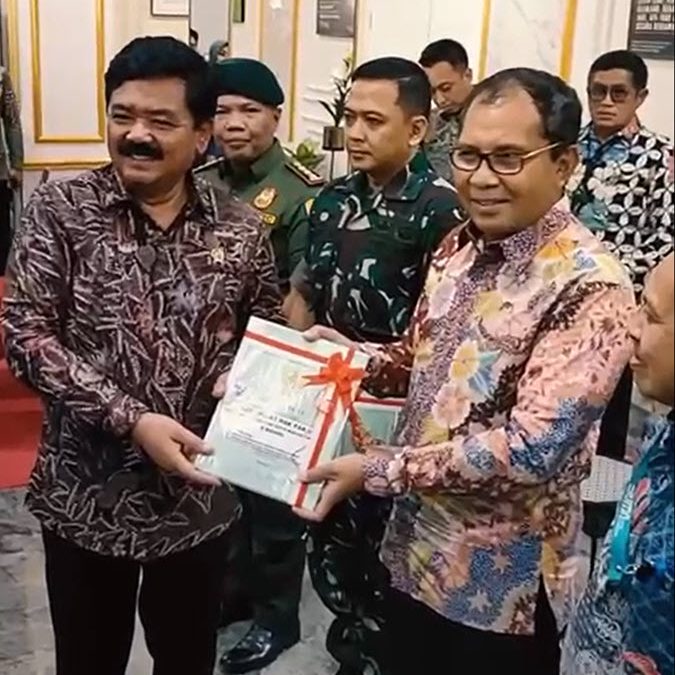 Walikota Makassar Menerima Sertifikat FASUM/FASOS